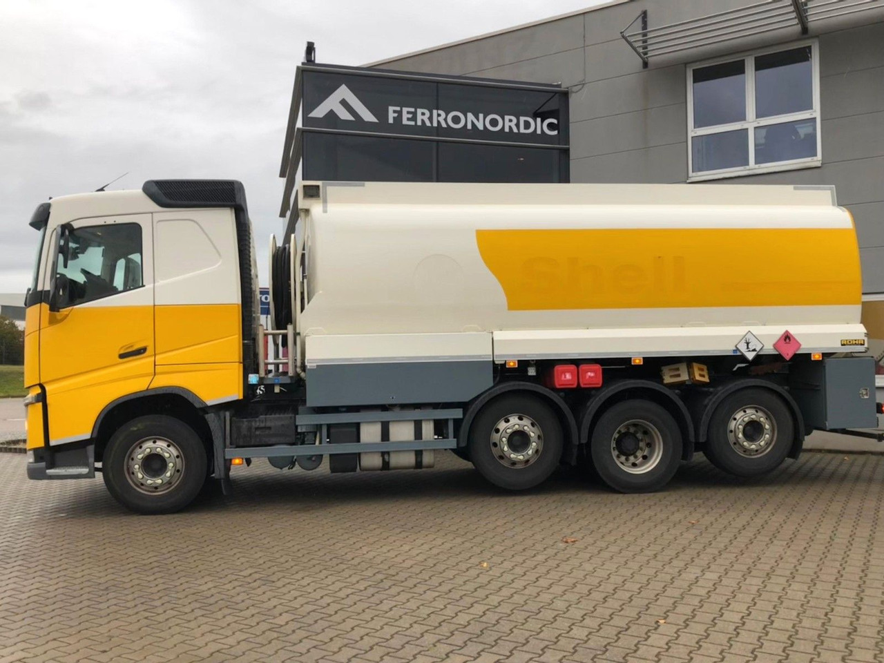 Volvo FH420 Tridem*ADR*3 Kammern 26700LT*ROHR*Sening - شاحنة صهريج: صور 4 Volvo FH420 Tridem*ADR*3 Kammern 26700LT*ROHR*Sening - شاحنة صهريج: صور 4