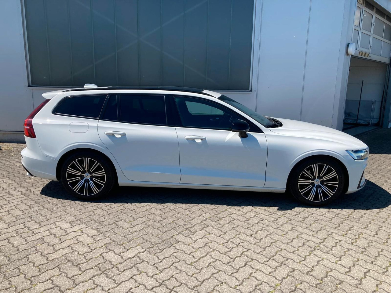 Volvo V60 B4 (Diesel) R Design (Standheiz, AHK, Pano) - سيارة: صور 2 Volvo V60 B4 (Diesel) R Design (Standheiz, AHK, Pano) - سيارة: صور 2