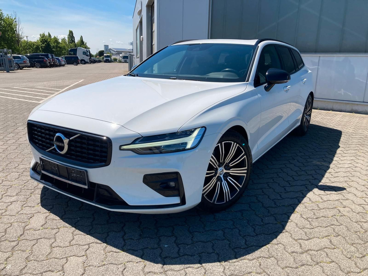 Volvo V60 B4 (Diesel) R Design (Standheiz, AHK, Pano) - سيارة: صور 1 Volvo V60 B4 (Diesel) R Design (Standheiz, AHK, Pano) - سيارة: صور 1