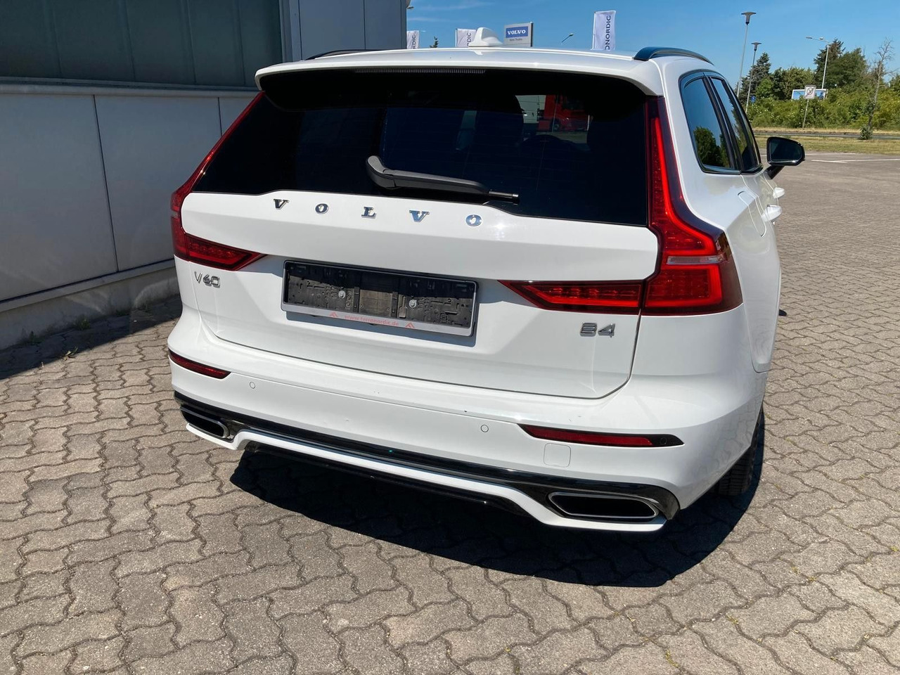 Volvo V60 B4 (Diesel) R Design (Standheiz, AHK, Pano) - سيارة: صور 4 Volvo V60 B4 (Diesel) R Design (Standheiz, AHK, Pano) - سيارة: صور 4