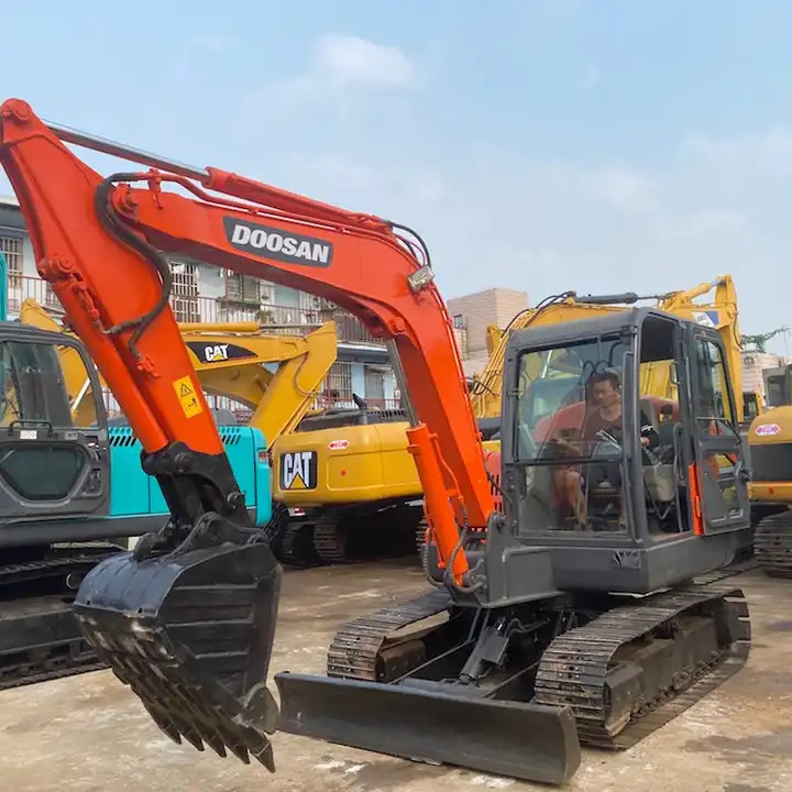 90% new Korea Doosan 6ton dx60 dx55 dx75 excavator - حفارات زحافة: صور 1 90% new Korea Doosan 6ton dx60 dx55 dx75 excavator - حفارات زحافة: صور 1
