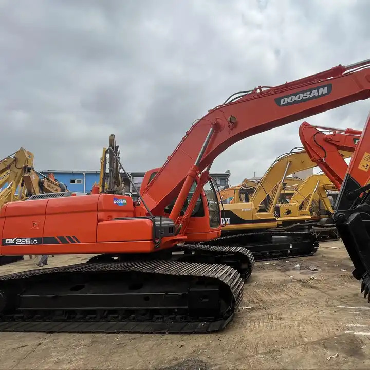 Good Price Tracked Excavator Doosan Dx225 Dx150 Korea Construction Machinery In Shanghai - حفارات زحافة: صور 2 Good Price Tracked Excavator Doosan Dx225 Dx150 Korea Construction Machinery In Shanghai - حفارات زحافة: صور 2