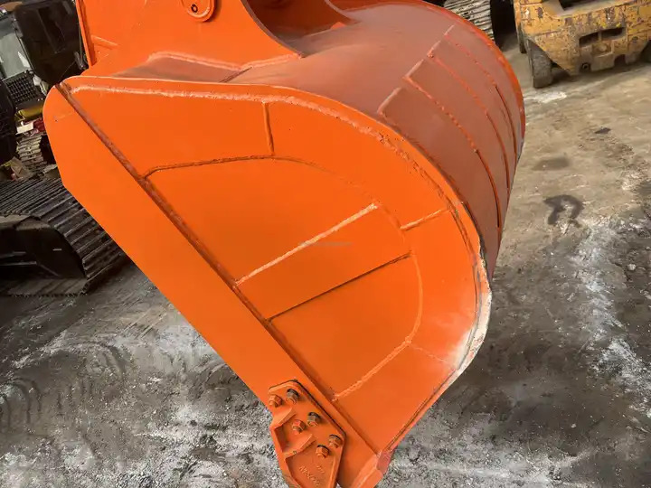 In Good Condition 20ton zx200-3g Hitachi zx200-3 Original Japan Excavator Used Please Consult - حفارات زحافة: صور 4 In Good Condition 20ton zx200-3g Hitachi zx200-3 Original Japan Excavator Used Please Consult - حفارات زحافة: صور 4