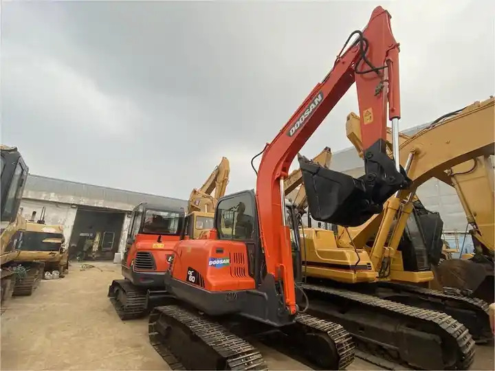 ON SALE Doosan 6ton dx60 Used excavator on sale in stock - حفارات زحافة: صور 3 ON SALE Doosan 6ton dx60 Used excavator on sale in stock - حفارات زحافة: صور 3