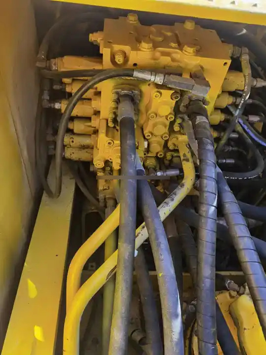 Original Design Pc200-8 Komatsu Used Excavator For Sale In Good Condition Original Paint 20 Ton Low Working Hours Factory Price - حفارة: صور 5 Original Design Pc200-8 Komatsu Used Excavator For Sale In Good Condition Original Paint 20 Ton Low Working Hours Factory Price - حفارة: صور 5