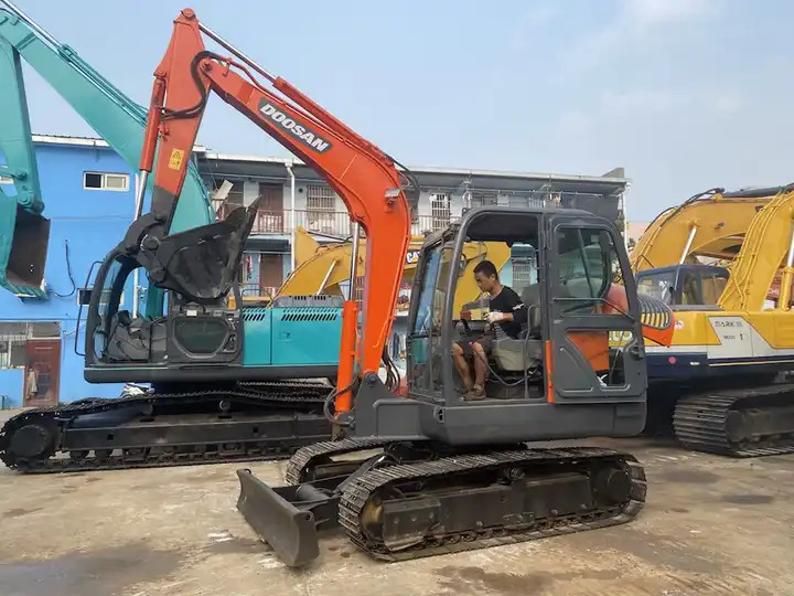 Used doosan 6ton dx60 excavator on sale in stock - حفارات زحافة: صور 5 Used doosan 6ton dx60 excavator on sale in stock - حفارات زحافة: صور 5