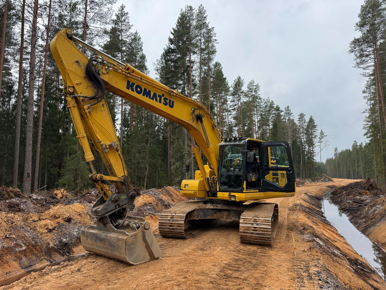 KOMATSU PC210LC-11 - حفارات زحافة: صور 1 KOMATSU PC210LC-11 - حفارات زحافة: صور 1