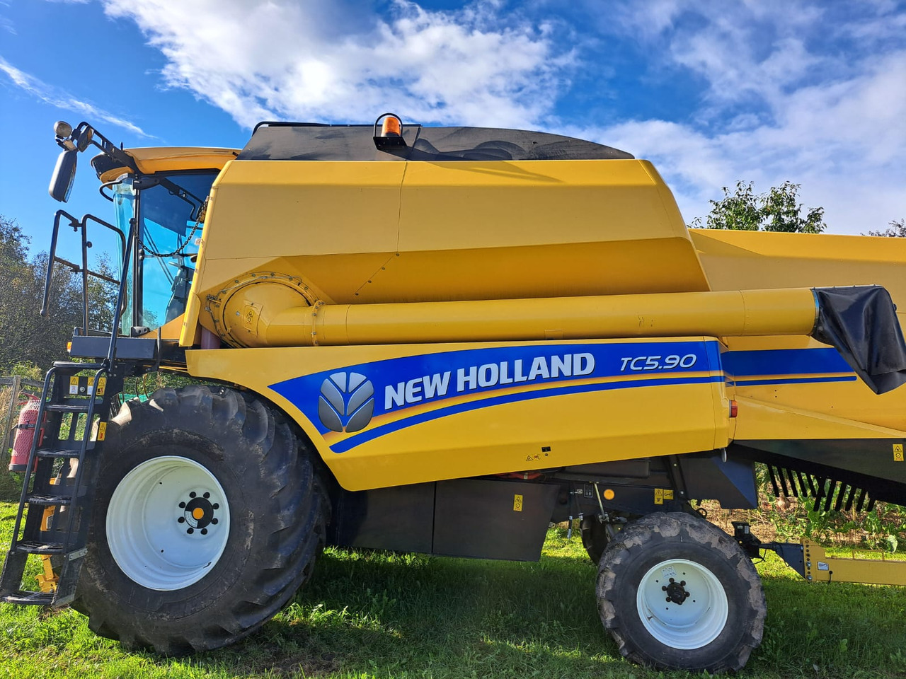 NEW HOLLAND TC 5.90 - حصادة شاملة: صور 1 NEW HOLLAND TC 5.90 - حصادة شاملة: صور 1