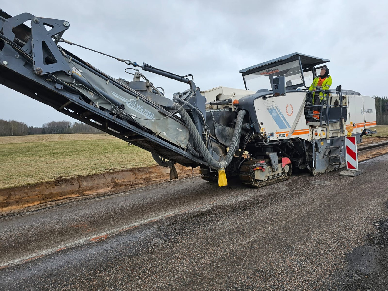 WIRTGEN W220 - ماكينات لصقل الأسفلت: صور 1 WIRTGEN W220 - ماكينات لصقل الأسفلت: صور 1