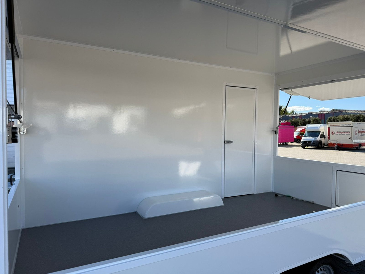 Esselmann Karello 4.2i Verkaufsanhänger Imbiss - عربة الطعام: صور 5 Esselmann Karello 4.2i Verkaufsanhänger Imbiss - عربة الطعام: صور 5