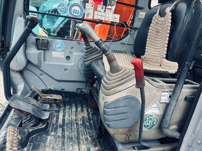 Hitachi EX60 - حفارات زحافة: صور 2 Hitachi EX60 - حفارات زحافة: صور 2