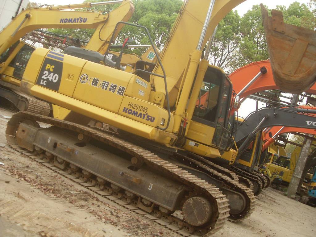 Komatsu PC240 - حفارات زحافة: صور 1 Komatsu PC240 - حفارات زحافة: صور 1
