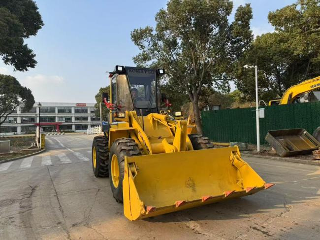 Komatsu WA100 - اللودر بعجل: صور 3 Komatsu WA100 - اللودر بعجل: صور 3