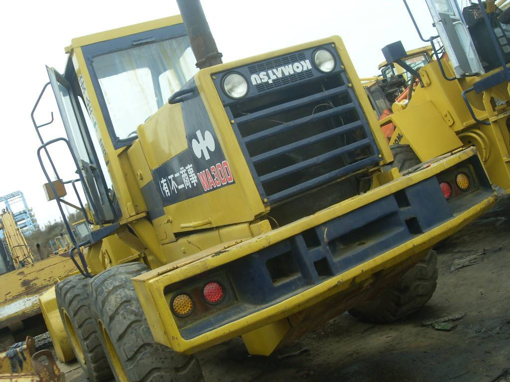 Komatsu WA300 - اللودر بعجل: صور 1 Komatsu WA300 - اللودر بعجل: صور 1