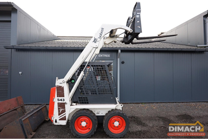 Bobcat 543 NL Bobcat met nieuwe banden, 2 x bak, palletvorken, 3 cil. Kubota motor - لودر: صور 2 Bobcat 543 NL Bobcat met nieuwe banden, 2 x bak, palletvorken, 3 cil. Kubota motor - لودر: صور 2