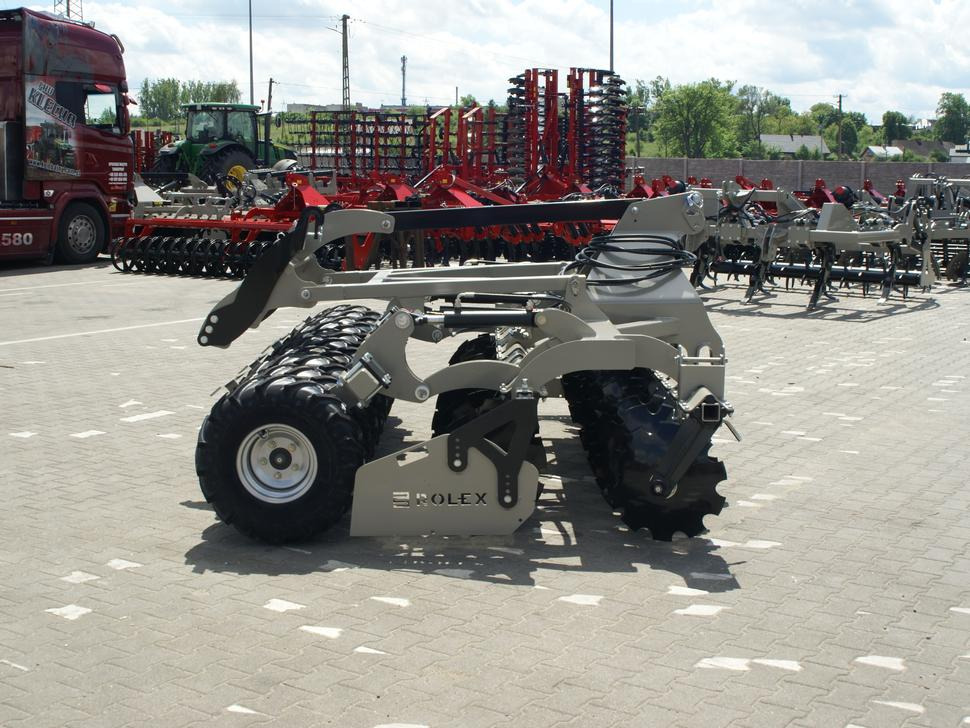 جديد قرص مسلفة ROLEX Scheibenegge /  Disc harrow with hydropack and tire roller / Dechaumeur à disques / Erpice a dischi / Дисковая борона с гидропаком и колёсным катком / Agregat talerzowy uprawowy z hydropackiem i: صور 8 جديد قرص مسلفة ROLEX Scheibenegge /  Disc harrow with hydropack and tire roller / Dechaumeur à disques / Erpice a dischi / Дисковая борона с гидропаком и колёсным катком / Agregat talerzowy uprawowy z hydropackiem i: صور 8