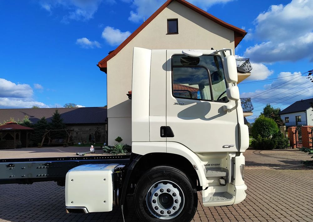 DAF CF 300 4X2 18T EURO 6 SILNIK 11L RAMA DO ZABUDOWY 176 TYS KM - الشاسيه شاحنة: صور 4 DAF CF 300 4X2 18T EURO 6 SILNIK 11L RAMA DO ZABUDOWY 176 TYS KM - الشاسيه شاحنة: صور 4