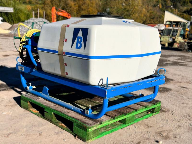 BLANCHARD CUVE D'ARROSAGE PULVERISATEUR AVEC POMPE ELECTRIQUE SUR BERCE (NET DE TVA) - آلة الرش المعلقة: صور 3 BLANCHARD CUVE D'ARROSAGE PULVERISATEUR AVEC POMPE ELECTRIQUE SUR BERCE (NET DE TVA) - آلة الرش المعلقة: صور 3
