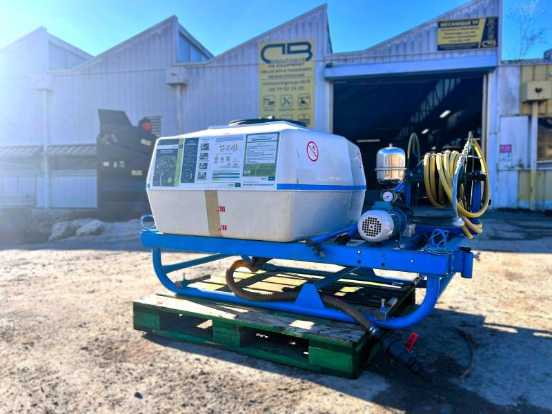 BLANCHARD CUVE D'ARROSAGE PULVERISATEUR AVEC POMPE ELECTRIQUE SUR BERCE (NET DE TVA) - آلة الرش المعلقة: صور 1 BLANCHARD CUVE D'ARROSAGE PULVERISATEUR AVEC POMPE ELECTRIQUE SUR BERCE (NET DE TVA) - آلة الرش المعلقة: صور 1