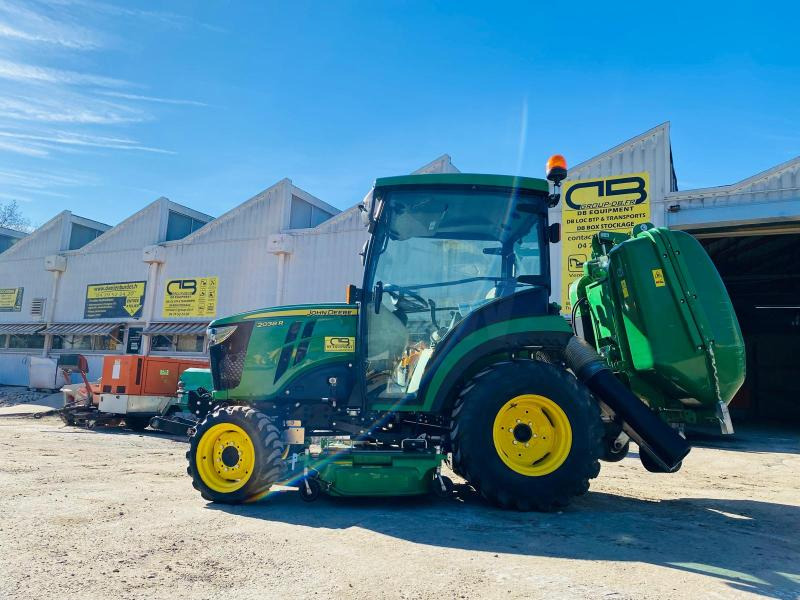 John Deere 2038R avec plateau de coupe et bas de ramassage - جرار صغير: صور 2 John Deere 2038R avec plateau de coupe et bas de ramassage - جرار صغير: صور 2