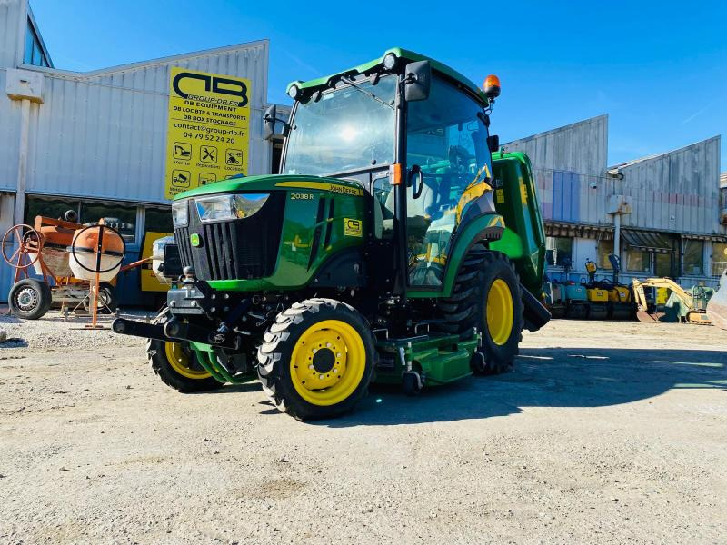 John Deere 2038R avec plateau de coupe et bas de ramassage - جرار صغير: صور 1 John Deere 2038R avec plateau de coupe et bas de ramassage - جرار صغير: صور 1