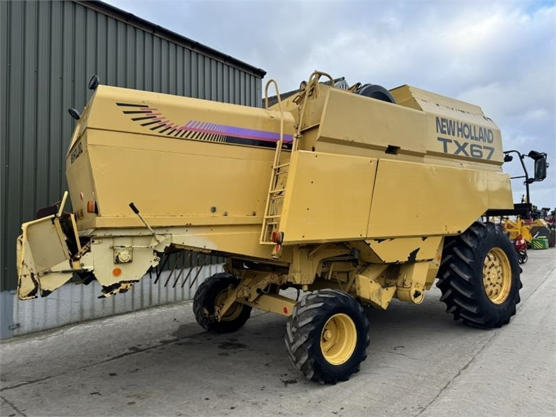 New Holland TX67 c/w 20ft Header - معدات آلة حصاد: صور 2 New Holland TX67 c/w 20ft Header - معدات آلة حصاد: صور 2