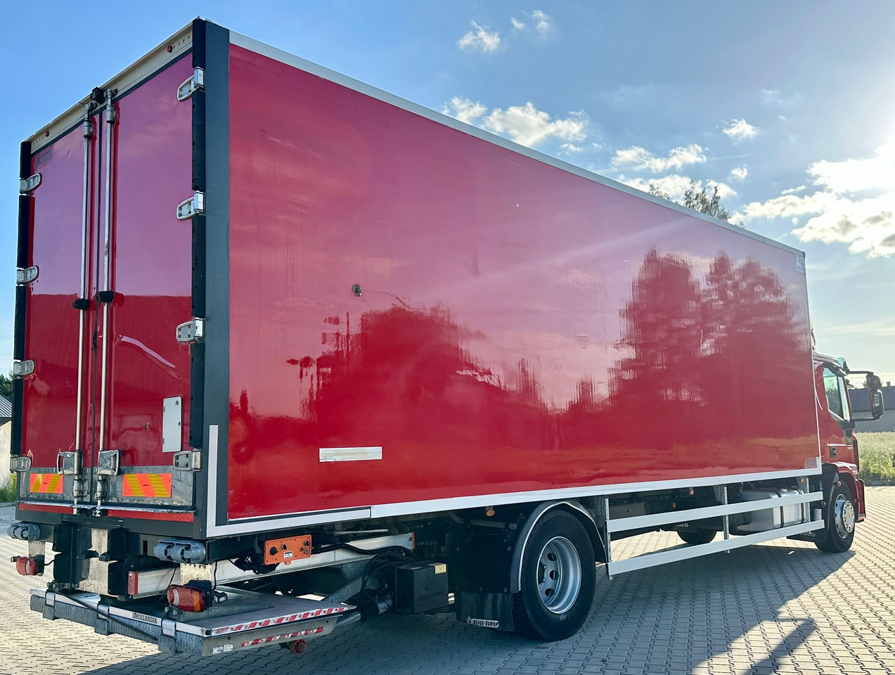 IVECO EUROCARGO 180-320 / CHŁODNIA / WINDA / 21 PALET / 8.5 M DŁUGOŚCI / CARRIER / SYPIALKA / EURO 6 - مبردة شاحنة: صور 4 IVECO EUROCARGO 180-320 / CHŁODNIA / WINDA / 21 PALET / 8.5 M DŁUGOŚCI / CARRIER / SYPIALKA / EURO 6 - مبردة شاحنة: صور 4