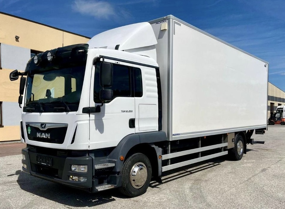 MAN TGM 12.250 / TGL / IZOTERMA / WINDA / 18 EUROPALET / SYPIALKA / AUTOMAT / 2018 ROK - متساوي شاحنة: صور 1 MAN TGM 12.250 / TGL / IZOTERMA / WINDA / 18 EUROPALET / SYPIALKA / AUTOMAT / 2018 ROK - متساوي شاحنة: صور 1
