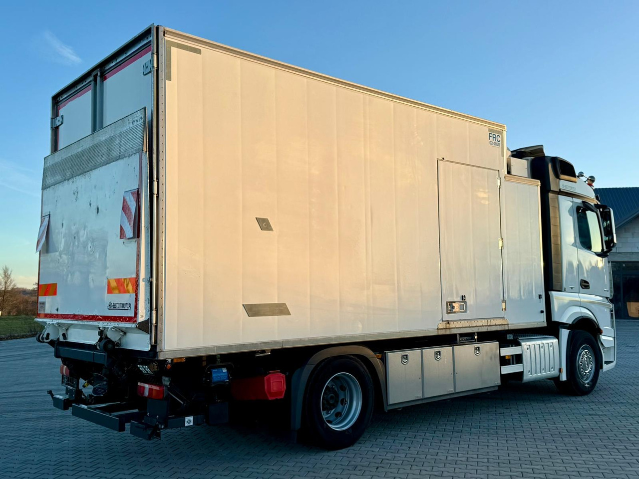 MERCEDES-BENZ ACTROS 1840 / CHŁODNIA / WINDA / 15 EUROPALET / 6.10 M DŁUGOŚCI / DUŻA KABINA / AUTOMAT / SPROWADZONY / SERWISOWANY / EURO 6 - مبردة شاحنة: صور 3 MERCEDES-BENZ ACTROS 1840 / CHŁODNIA / WINDA / 15 EUROPALET / 6.10 M DŁUGOŚCI / DUŻA KABINA / AUTOMAT / SPROWADZONY / SERWISOWANY / EURO 6 - مبردة شاحنة: صور 3