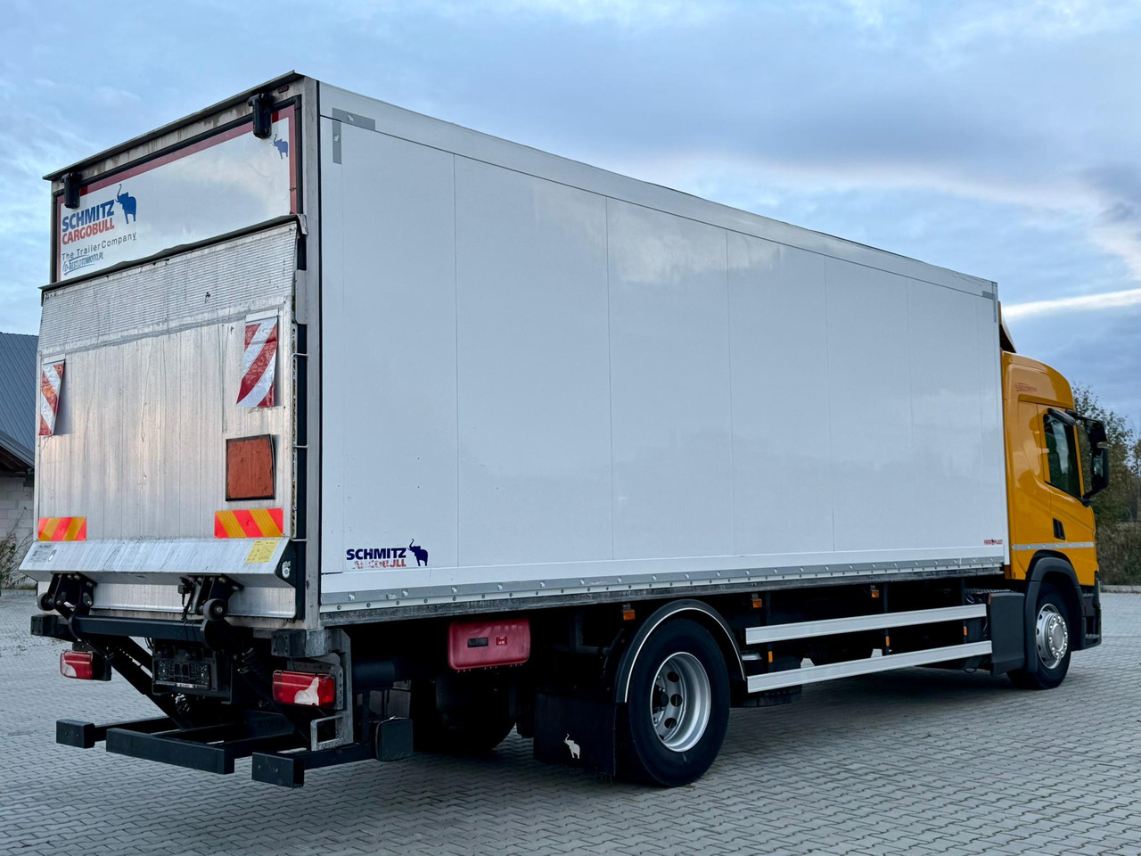 SCANIA P220 / IZOTERMA / WINDA / SCHMITZ / 18 PALET / SILNIK 6 / SYPIALKA / 2019 ROK / NISKI PRZEBIEG - متساوي شاحنة: صور 4 SCANIA P220 / IZOTERMA / WINDA / SCHMITZ / 18 PALET / SILNIK 6 / SYPIALKA / 2019 ROK / NISKI PRZEBIEG - متساوي شاحنة: صور 4