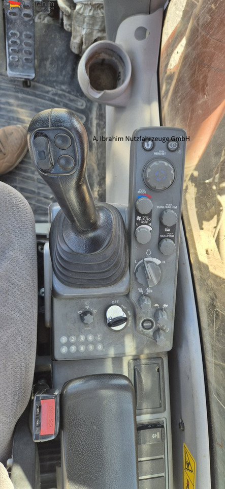 Hitachi ZX 300LCN-6 Schaden imHeckbereich, läuft aber !! 8125 h - حفارات زحافة: صور 5 Hitachi ZX 300LCN-6 Schaden imHeckbereich, läuft aber !! 8125 h - حفارات زحافة: صور 5