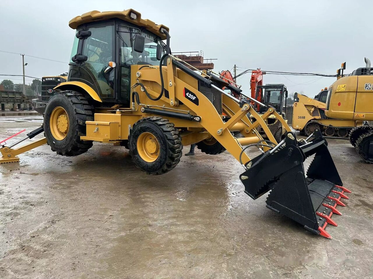 Caterpillar 420F - حفار متعدد الاستخدام: صور 1 Caterpillar 420F - حفار متعدد الاستخدام: صور 1