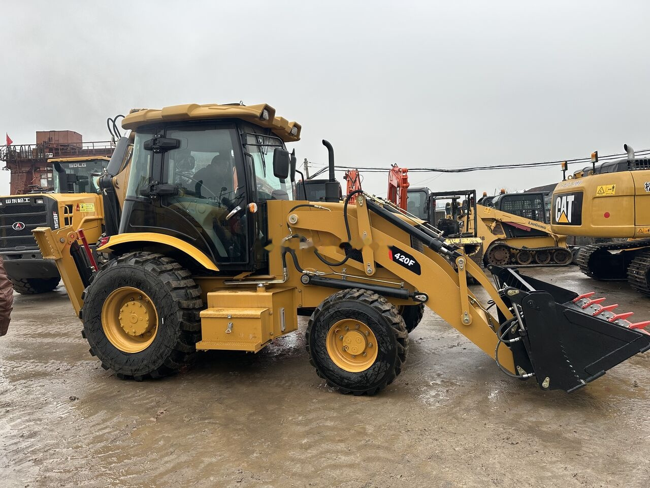 Caterpillar 420F - حفار متعدد الاستخدام: صور 4 Caterpillar 420F - حفار متعدد الاستخدام: صور 4