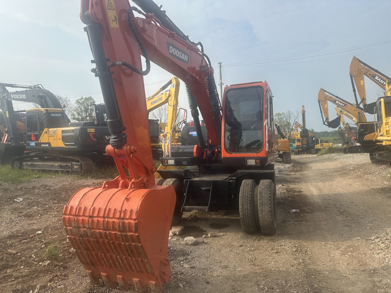Doosan DX150W-9C - حفارة على عجلات: صور 5 Doosan DX150W-9C - حفارة على عجلات: صور 5