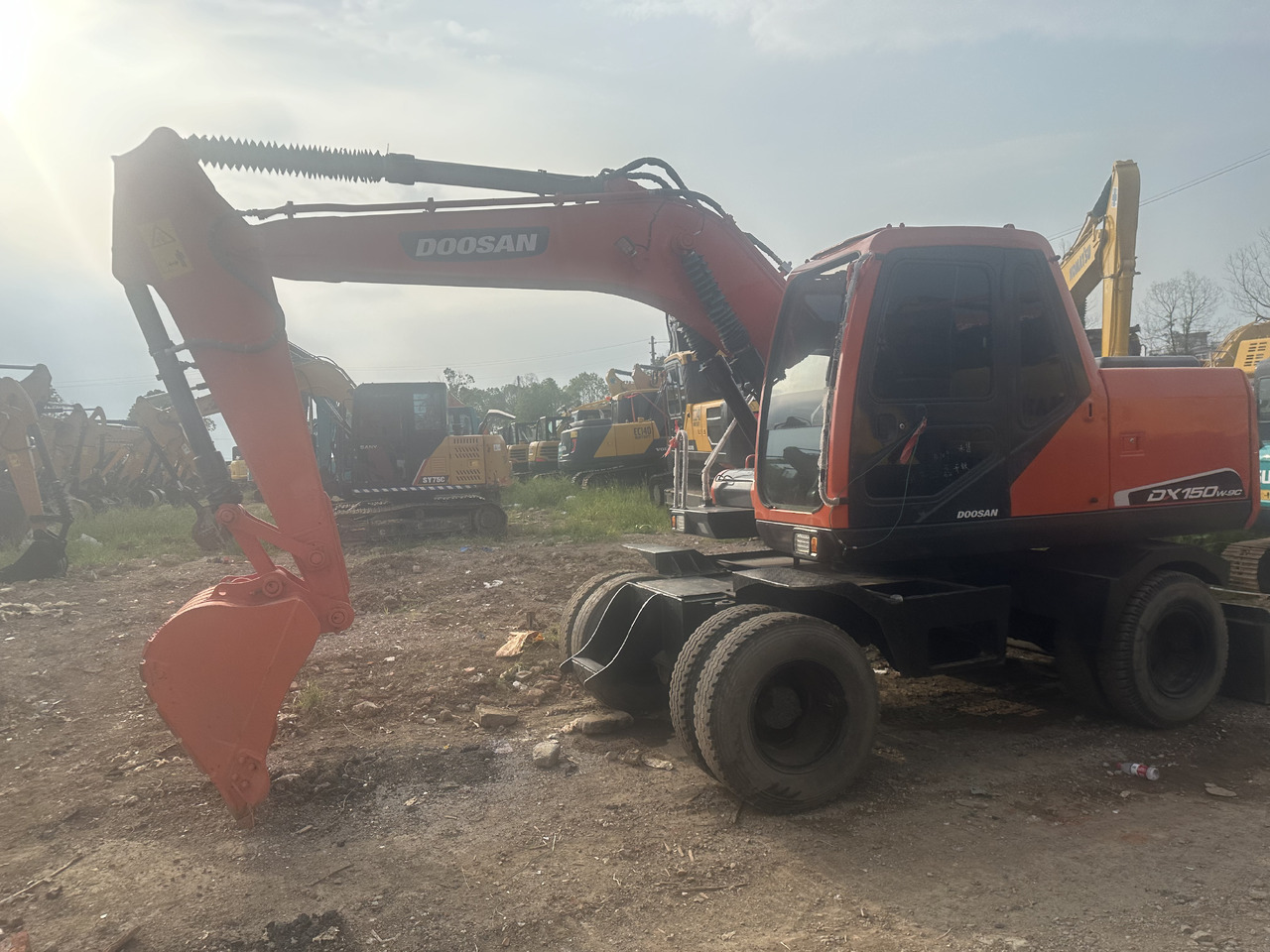 Doosan DX150W-9C - حفارة على عجلات: صور 1 Doosan DX150W-9C - حفارة على عجلات: صور 1