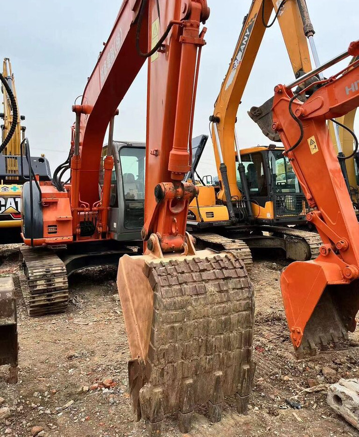 Hitachi ZX135 - حفارات زحافة: صور 1 Hitachi ZX135 - حفارات زحافة: صور 1
