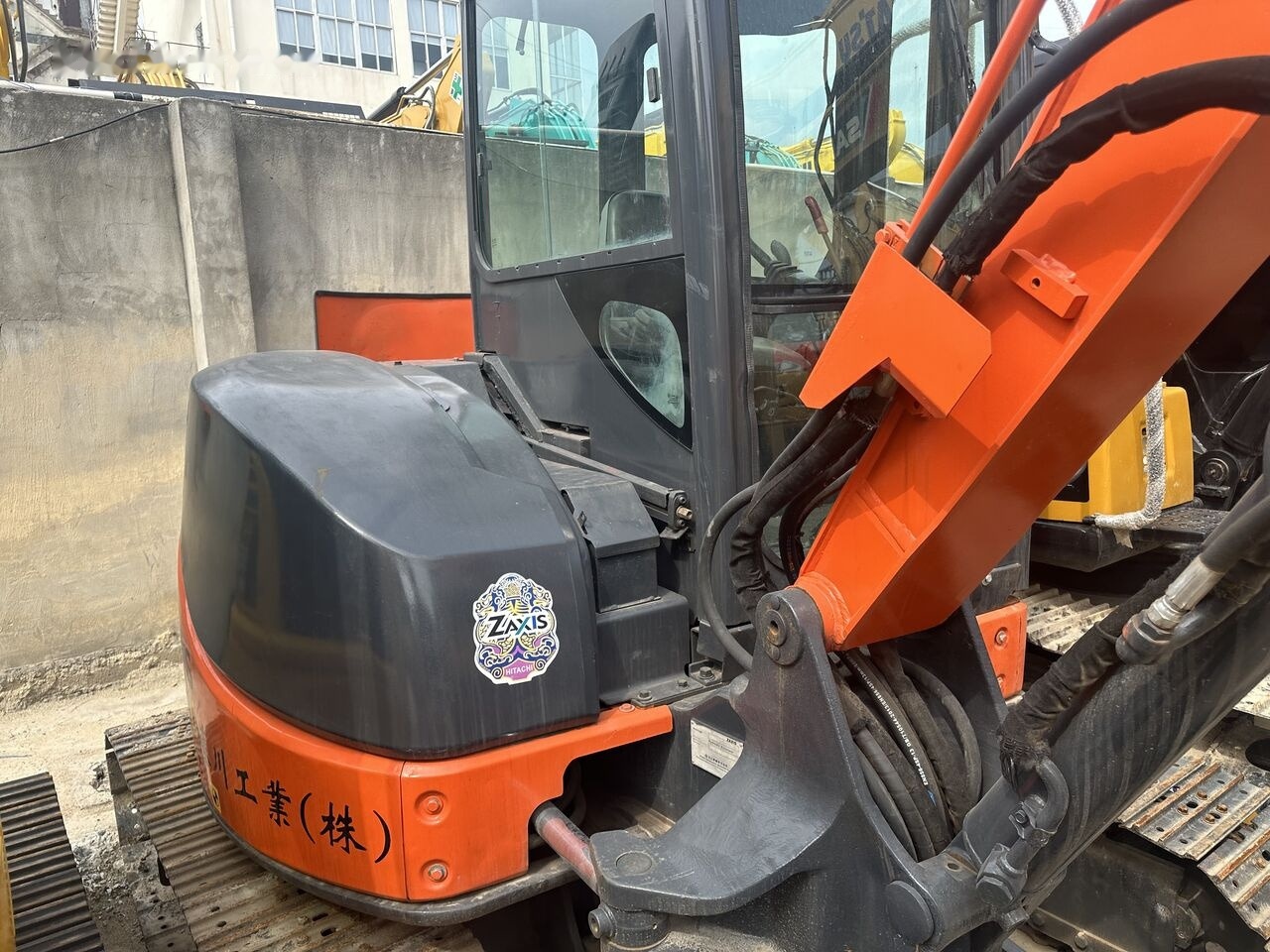 Hitachi ZX50U-2 - حفارة مصغرة: صور 1 Hitachi ZX50U-2 - حفارة مصغرة: صور 1