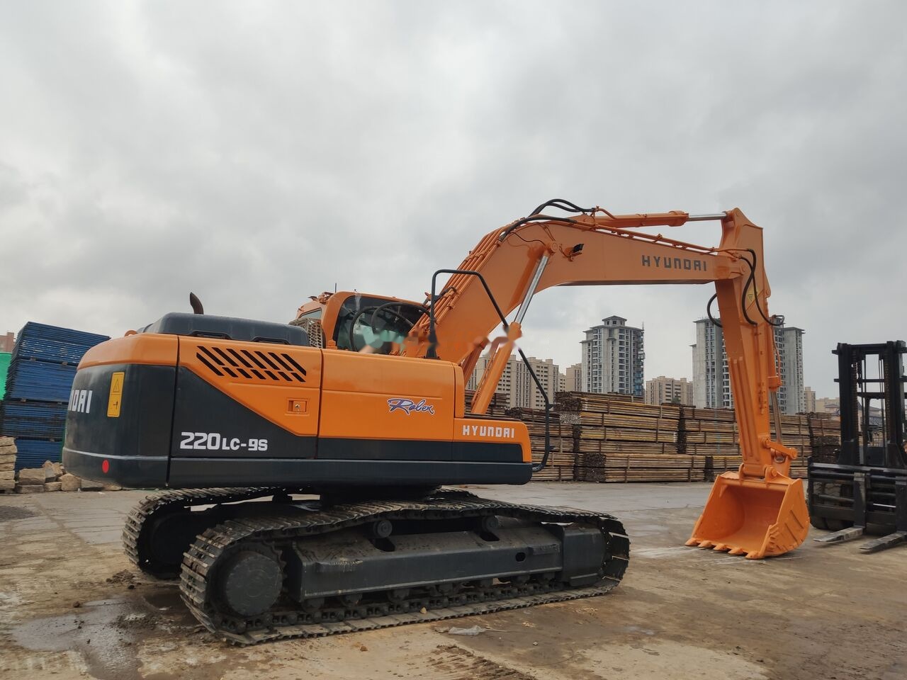Hyundai R220LC-9s - حفارات زحافة: صور 2 Hyundai R220LC-9s - حفارات زحافة: صور 2