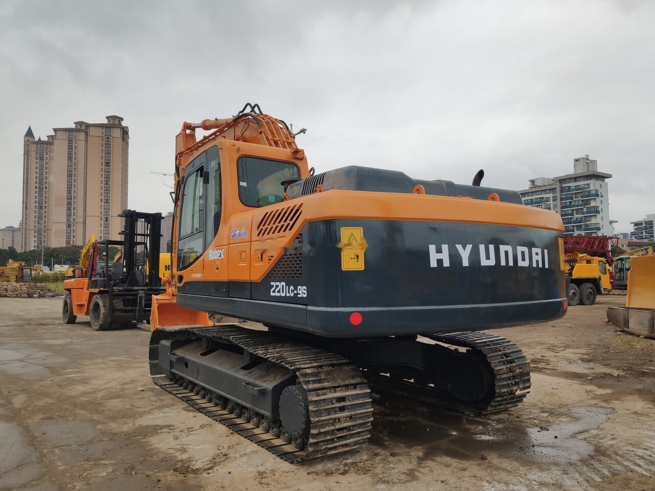 Hyundai R220LC-9s - حفارات زحافة: صور 3 Hyundai R220LC-9s - حفارات زحافة: صور 3