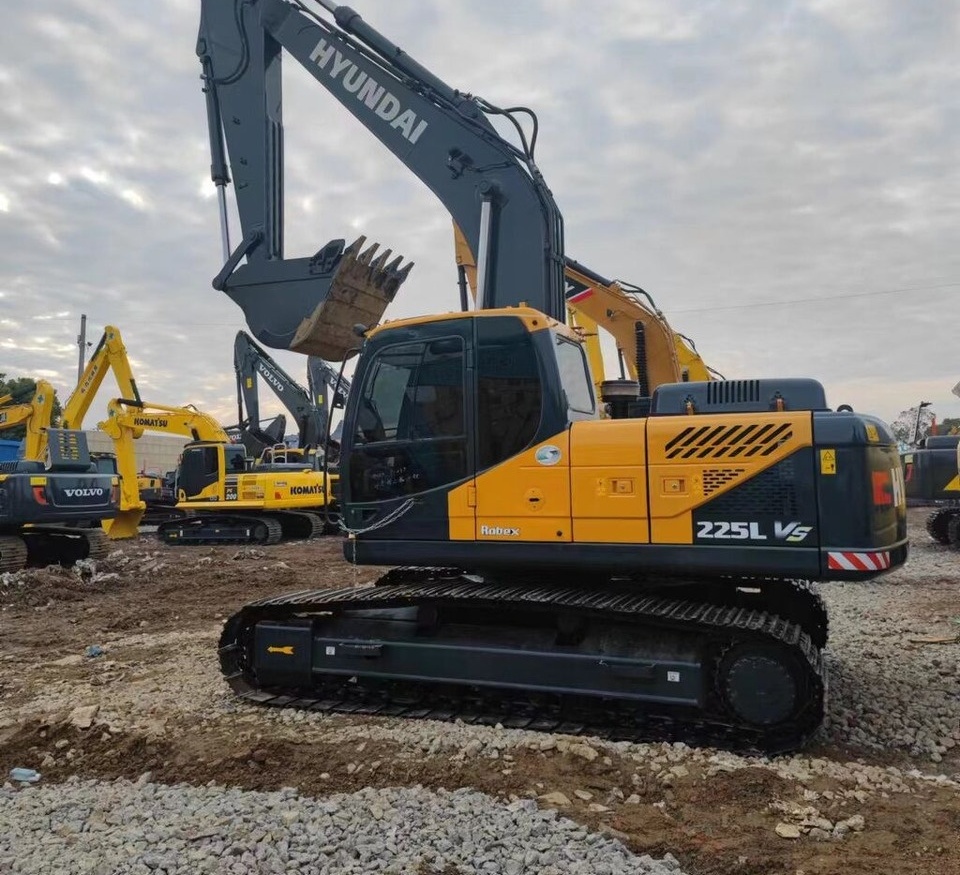 Hyundai R225VS - حفارات زحافة: صور 5 Hyundai R225VS - حفارات زحافة: صور 5
