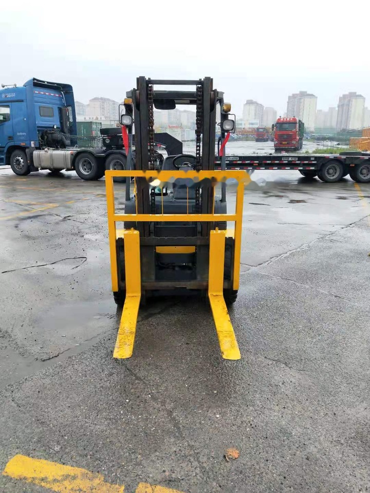 Komatsu FD30 - رافعة شوكية ديزل: صور 5 Komatsu FD30 - رافعة شوكية ديزل: صور 5