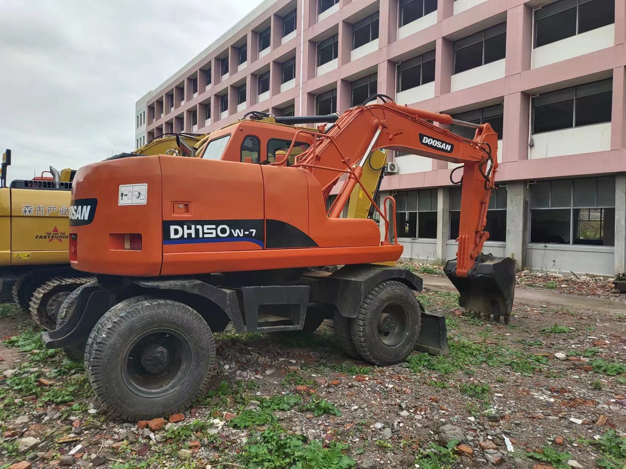 DOOSAN DH150W-7 - حفارة على عجلات: صور 5 DOOSAN DH150W-7 - حفارة على عجلات: صور 5