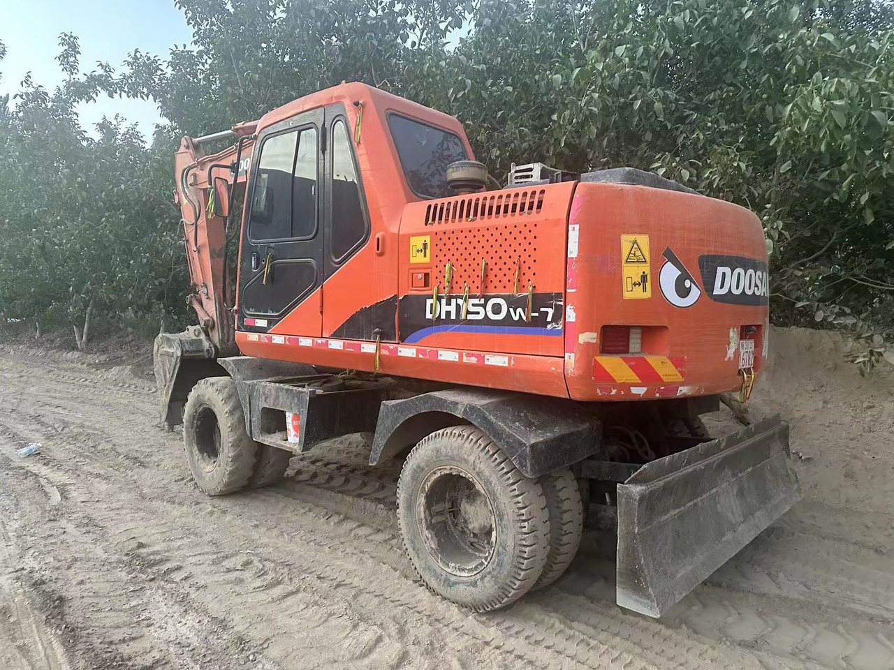 DOOSAN DH150W-7 - حفارة على عجلات: صور 1 DOOSAN DH150W-7 - حفارة على عجلات: صور 1