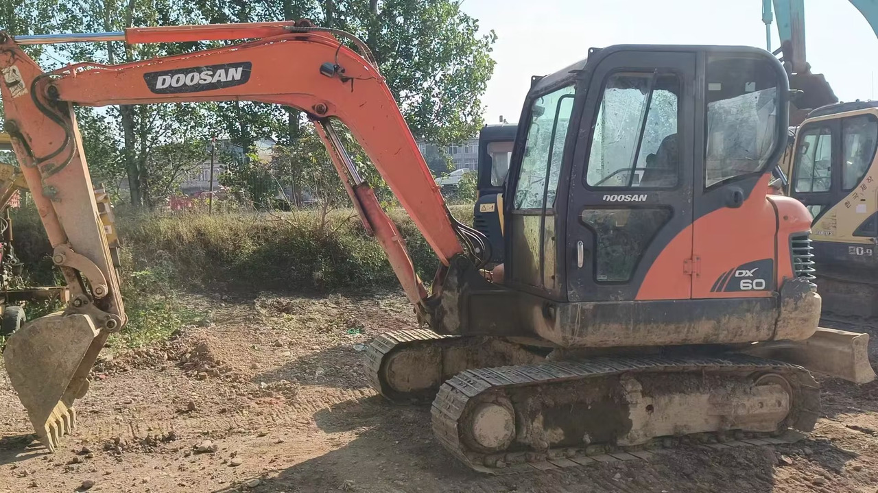 DOOSAN dx60 - حفارة مصغرة: صور 1 DOOSAN dx60 - حفارة مصغرة: صور 1