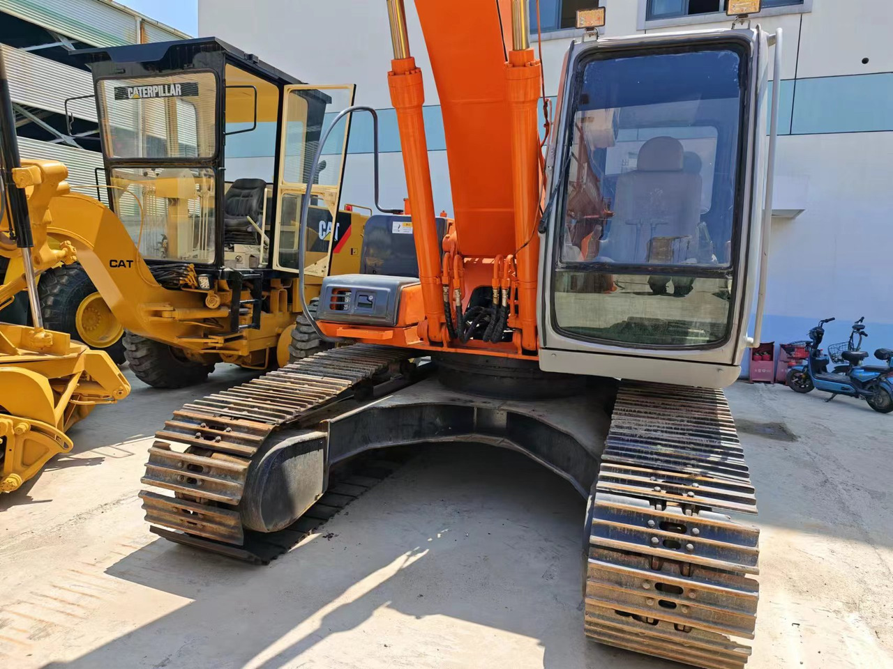 HITACHI EX200-5 - حفارات زحافة: صور 3 HITACHI EX200-5 - حفارات زحافة: صور 3