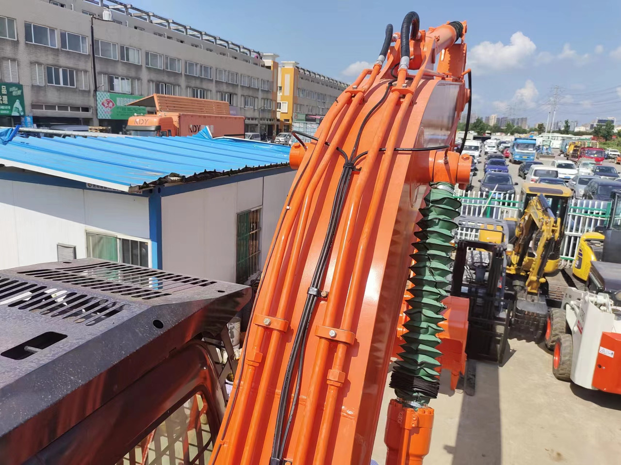 HITACHI ZX200 - حفارات زحافة: صور 4 HITACHI ZX200 - حفارات زحافة: صور 4