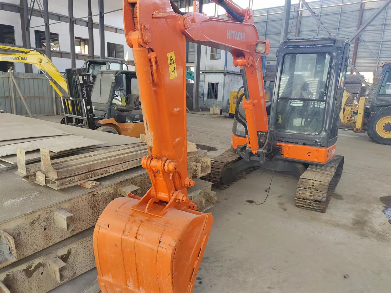 HITACHI ZX50U - حفارة مصغرة: صور 1 HITACHI ZX50U - حفارة مصغرة: صور 1