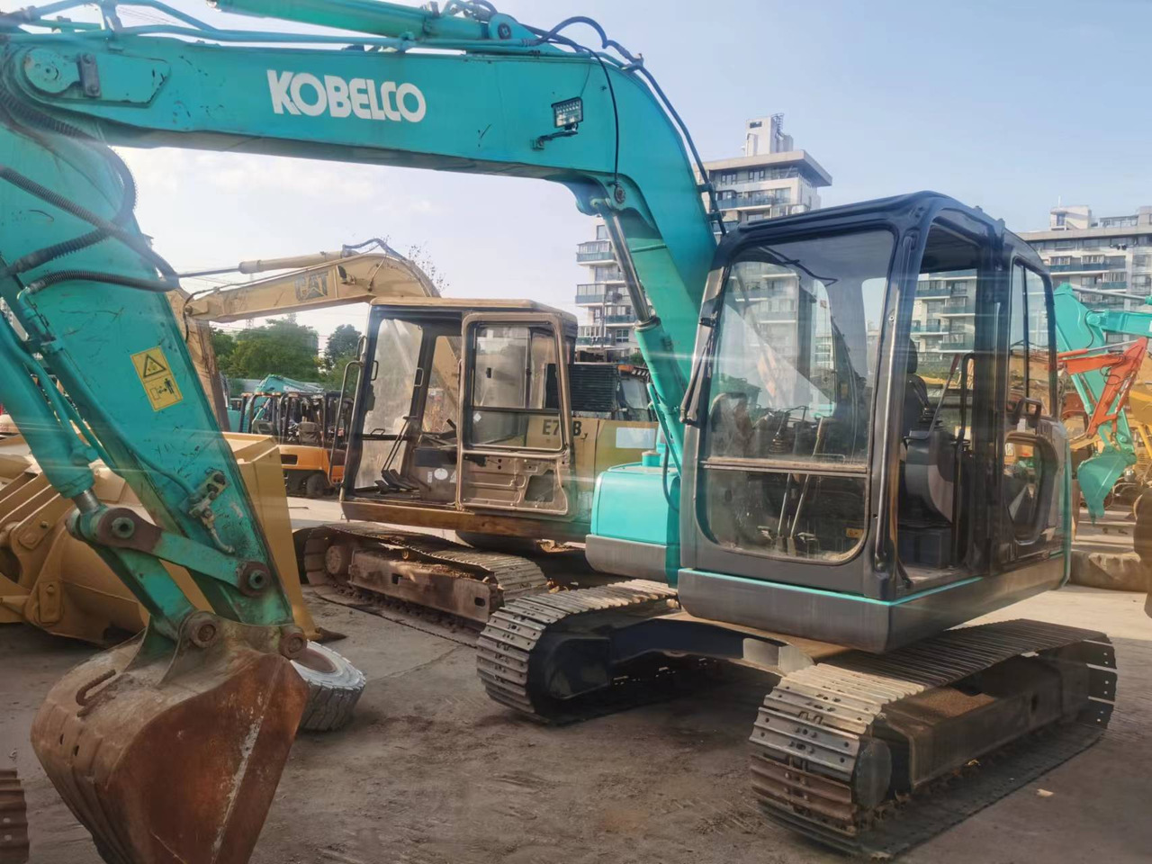 KOBELCO SK75 - حفارة مصغرة: صور 1 KOBELCO SK75 - حفارة مصغرة: صور 1