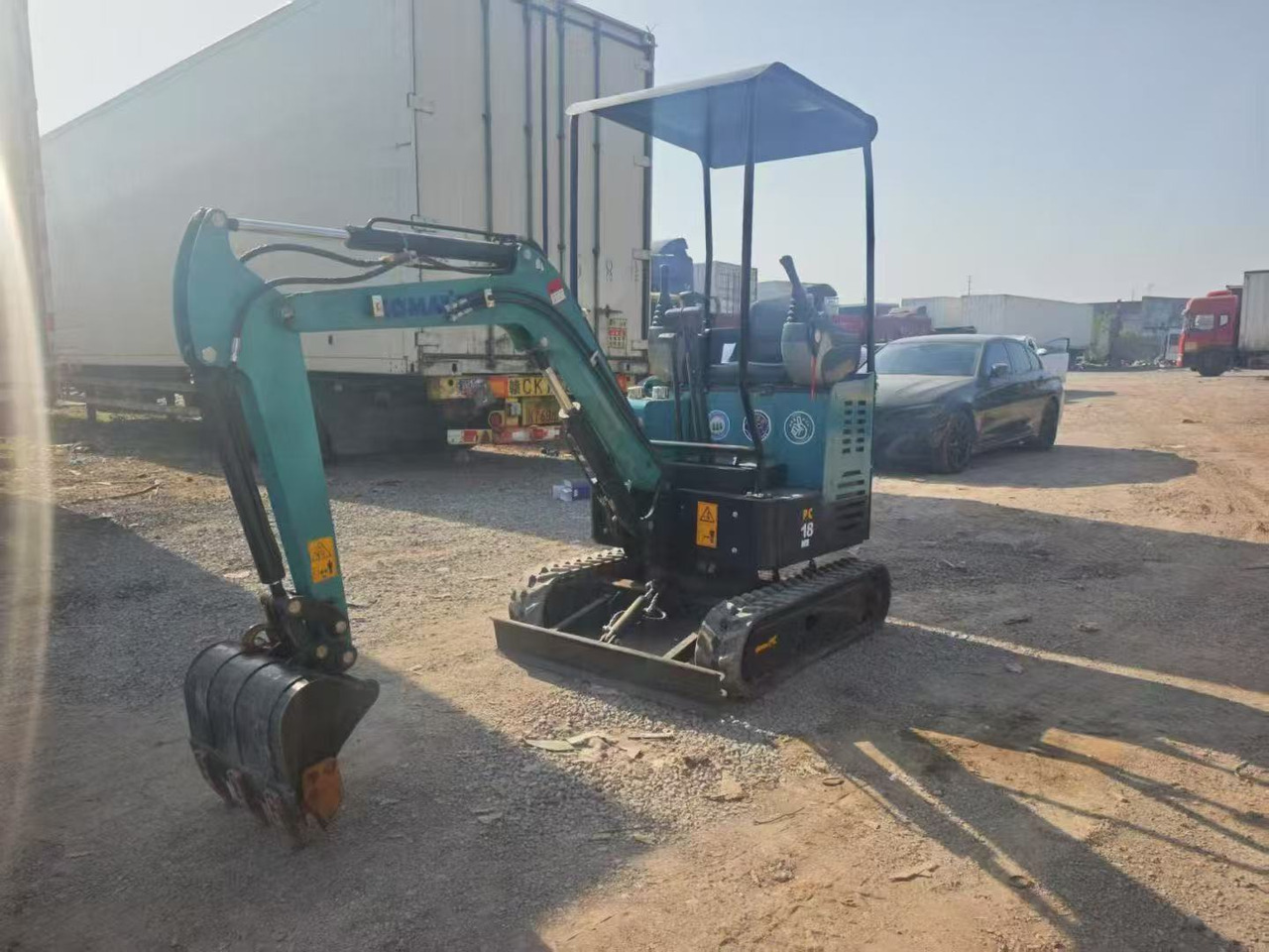 KOMATSU PC18 - حفارة مصغرة: صور 1 KOMATSU PC18 - حفارة مصغرة: صور 1
