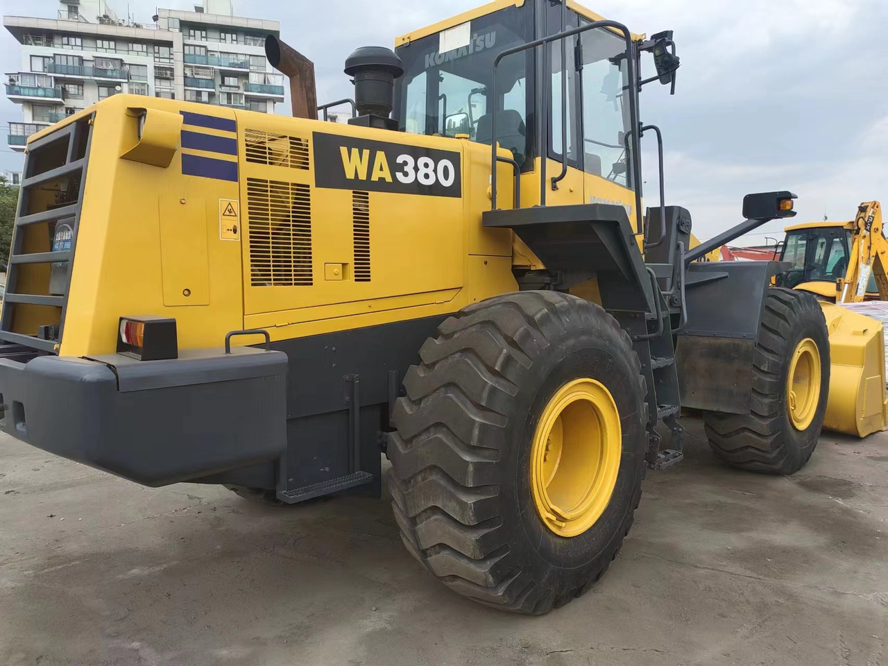 KOMATSU WA380-6 - اللودر بعجل: صور 1 KOMATSU WA380-6 - اللودر بعجل: صور 1